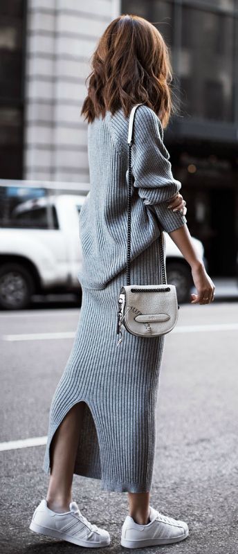 jenny-tsang-wears-a-gorgeous-grey-two-piece-with-classic-adidas-superstars Minimalisticky Chic, Dress And Sneakers, Looks Adidas, Grey Knitwear, Grey Two Piece, Mode Tips, Blazer Outfit, Grey Outfit, Minimal Chic