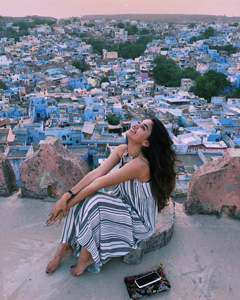 Somya Gupta, Travel Photoshoot, Travel Pose, Travel Pictures Poses, Beach Photography Poses, Photography Posing Guide, Pic Pose, Photo Pose Style, Cute Photography