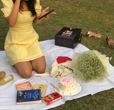 Picnic Date Outfits, Picnic Pictures, Best Friend Dates, Single Pic, Picnic Date, Black Garden, Baby Drawing, Camera Shy, Driving Photography