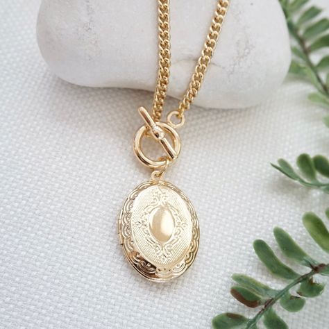 Oval Locket Necklace, Locket Jewelry, Necklace Locket, Gold Locket Necklace, Oval Locket, San Ramon, Locket Pendant Necklace, Jewelry Lockets, Toggle Necklace