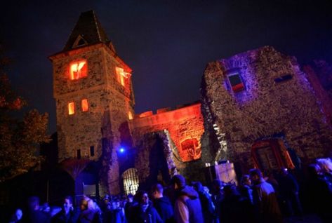 Frankenstein’s Castle in Darmstadt offers the ultimate Halloween experience. Its annual Halloween event is one of the biggest Halloween festivals in Europe. Frankenstein Castle, Frankenstein Halloween, Halloween 2016, Beltane, Halloween Event, Halloween Festival, Halloween Celebration, Frankenstein, Cologne Cathedral