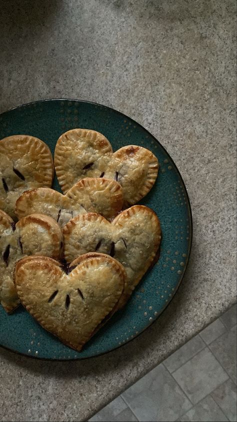 Cottagecore Baking, Heart Shaped Food, Aesthetic Heart, Mini Pie, Love Valentines Day, Recipes Baking, Homemade Pastries, Valentines Day Food, Hand Pies