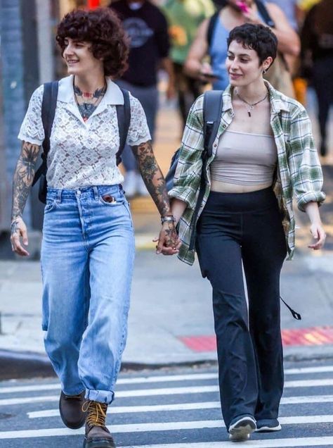 2023 Lesbian Style, Vintage Lesbian Style, Butch4butch Art, Artsy Lesbian Outfit, 80s Lesbian Fashion, Summer Enby Outfits, Queer Street Style, Butch4butch Aesthetic, Summer Nonbinary Outfits