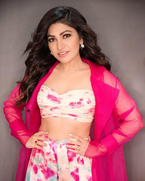 Tulsi Kumar height Tulsi Kumar, Dark Brown Eyes, Disha Patani, Cam Girls, Phone Number, Two Piece Pant Set, Hollywood, Blonde, Actresses