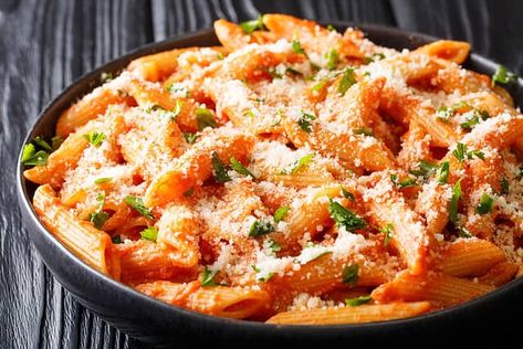 Olive Garden Posted Their Recipes - Here Are Some of Our Favorites Popular Pasta Recipes, Pasta Alla Vodka, Penne Alla Vodka, Pasta Penne, Vodka Pasta, Alla Vodka, Diner Recept, Vodka Recipes, Vodka Sauce