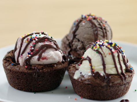 The best of both worlds. Brownie Ice Cream Cups, Brownie Sundae Cups, Ice Cream Brownie, Sundae Cup, Brownie Sundae, Ice Cream Bites, Baked Breakfast Recipes, Brownie Cups, Brownie Ice Cream