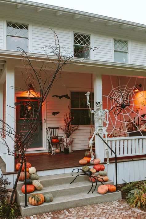 Party Ideas Halloween, Outside Halloween Decorations, Halloween Porch Decor, Porch Halloween, Soirée Halloween, Halloween Outside, Casa Halloween, Halloween Costumes Ideas, Halloween Front Porch Decor