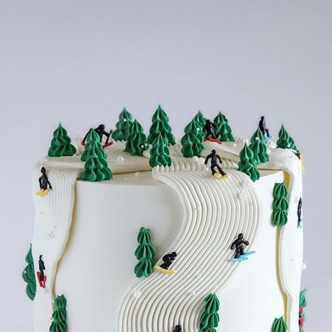 Laura Newhouse on Instagram: "Fun ski cake. Those little skis are made with sprinkles!  #skicake #skiingcake #buttercreamcakes #funcake" Ski Themed Party, Themed Christmas Party Ideas, Winter Cake Ideas, Ski Cake, Themed Christmas Party, Outdoor Christmas Party, Fondant Flower Tutorial, Christmas Party Ideas, Christmas Party Themes