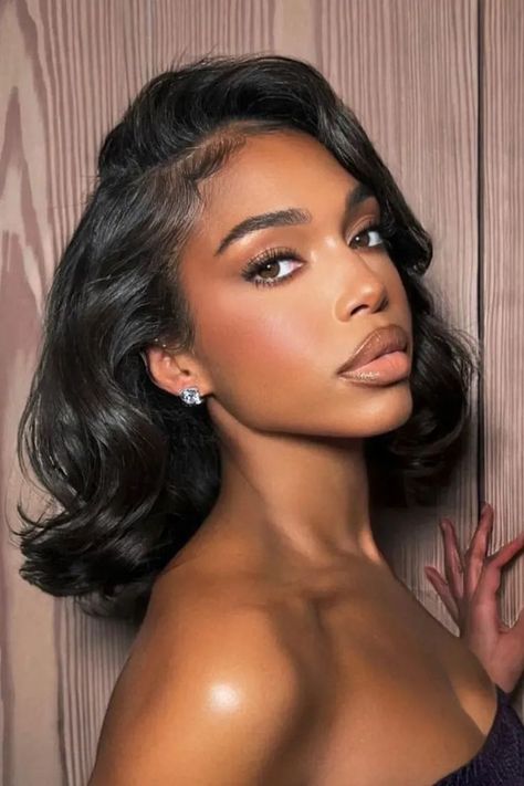 A glamorous take on the classic bob hairstyle with smooth waves and volume. The shoulder-length cut has a side part and is styled in soft, structured curls for a sophisticated, elegant appearance. Lob Hair Styles, Lob Hairstyles, Lob Hair, Classic Bob Hairstyle, Chic Hairstyle, Classic Bob, Short Haircut, Side Part, Shoulder Length Hair