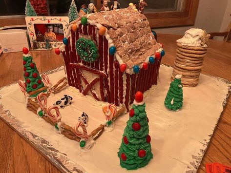 Farm Gingerbread House Ideas, Gingerbread Chicken Coop, Gingerbread House Farm, Gingerbread House Barn, Gingerbread Barn Ideas, Farm Gingerbread House, Barn Gingerbread House, Gingerbread Farm, Gingerbread Barn