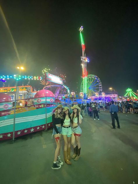 .5 photo carnival feris wheel friend group picture 2023 photo inspo calgary stampede Stampede Calgary, Stampede Outfits, Calgary Stampede Outfits, Stampede Outfit, Recreate Pics, Friend Group Pictures, Calgary Stampede, 2023 Photo, Group Picture