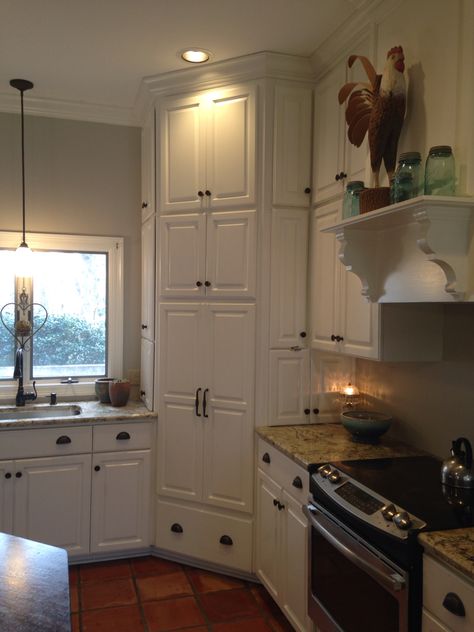 Corner pantry. White farmhouse kitchen. Pantry Goals, Pantry White, White Farmhouse Kitchen, Corner Kitchen Cabinet, Corner Kitchen, Corner Pantry, Kitchen Pantry Design, Kitchen Corner, Small Corner