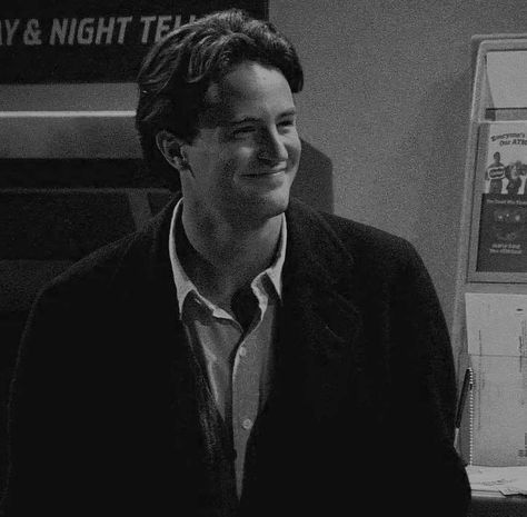 you will be missed, chandler bing Mathew Perry Aesthetic, Chandler Core, Chandler Bing Black And White, Chandler Bing Wallpaper, Matthew Perry 90s Aesthetic, Chandler Bing Aesthetic, Chandler Bing Smile, Chandler Aesthetic, You Are The Chandler To My Joey