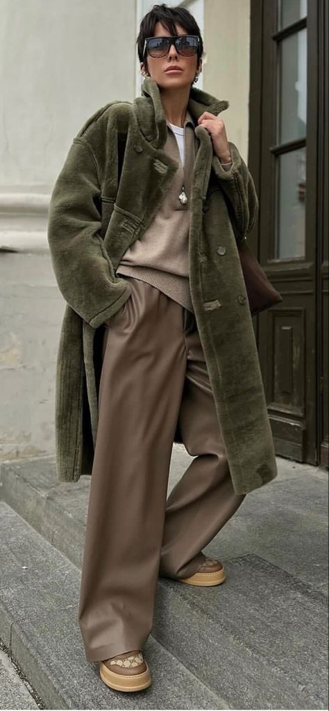 Streetwear Fashion Women Fall 2023, Fall Fashion Outfits Casual Autumn Street Style 2023, Street Style Winter 2024, Fw 2023 Street Style, Winter Style 2023, Fall Coat Outfit, Fall Fashion Outfits Casual, Street Style 2023, Modest Casual Outfits