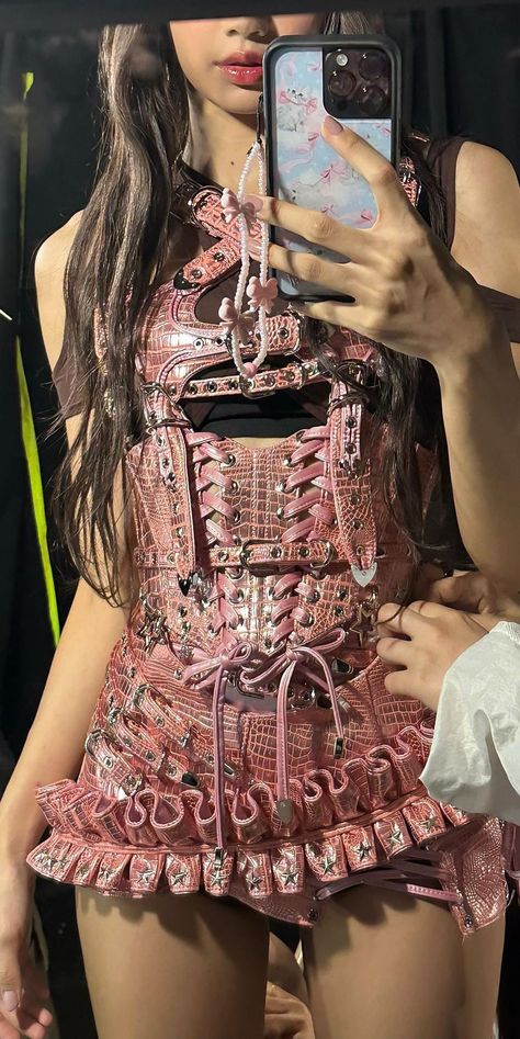 Born Pink Concert Outfits, Pink Concert Outfits, Lisa Born Pink Concert, Concert Checklist, Lisa Outfit, Born Pink Concert, Blackpink Lockscreen, Pink Concert, Me Wallpaper