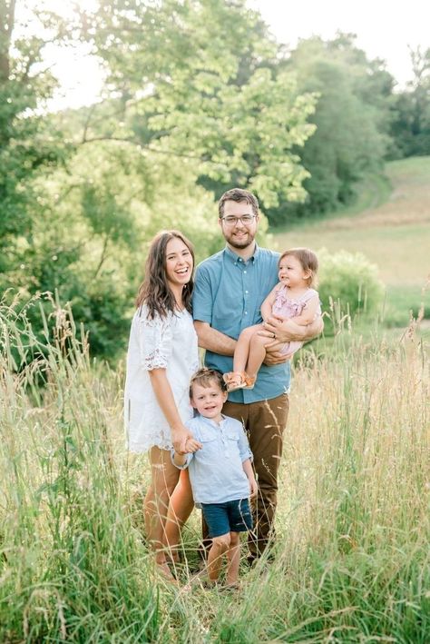 Grass Family Photoshoot, Forest Shoot, Spring Family Pictures, Cute Family Photos, Country Vibes, Sibling Poses, Family Photoshoot Outfits, Family Picture Poses, Slice Of Heaven