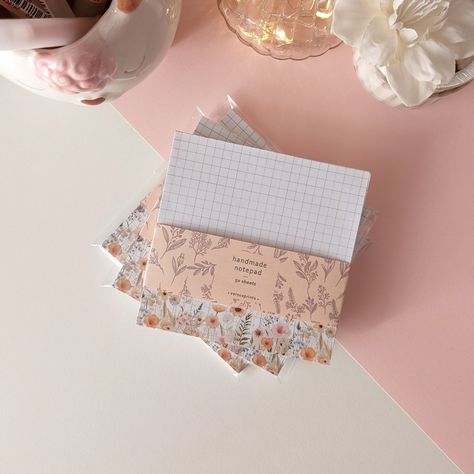 To Do List Everyday, Notepad Aesthetic, Notepad Crafts, Minimal Stationery, Cute Notepad, Delicate Aesthetic, Memo Notes, Note Pad Covers, Scrapbook Frames