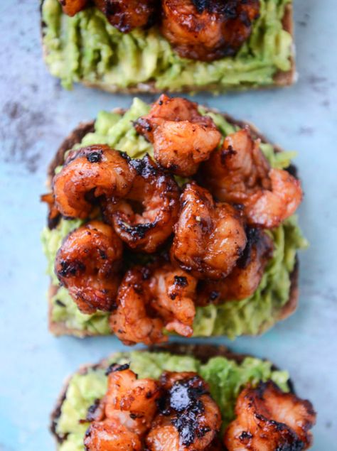 BBQ shrimp and lime avocado toast I howsweeteats.com Avocado Shrimp, Keto Starbucks, Toast Avocado, Shrimp Toast, Avo Toast, Avocado Dessert, Bbq Shrimp, Idee Pasto, God Mat