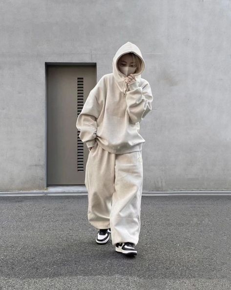 What I wish I'll look like during the Ber months V.S what I'll actually look like🤣 White Jogging Pants Outfit, Korean Oversized Outfit, Oversized Sweatpants Outfit, Tomboy Winter Outfits, Tracksuit Aesthetic, White Hoodie Outfit, Oversized White Hoodie, The Ber Months, Comfy Trendy Outfits