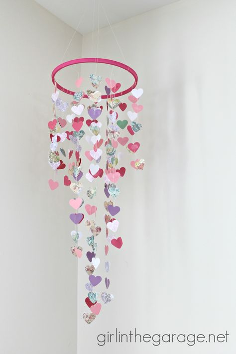 Valentines Bedroom, Heart Mobile, Diy Nursery Mobile, Valentines Inspiration, Valentine Ideas, Diy Hanging, Saint Valentine, Hanging Hearts, Valentine's Day Diy