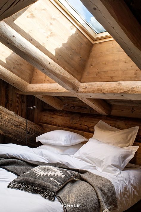 This inviting bedroom in a French Alps chalet is the ultimate haven for relaxation. With soft textures, warm lighting, and alpine charm, it’s the perfect space to unwind after a day in the mountains. Cette chambre cocooning dans un chalet des Alpes françaises est l'endroit idéal pour se détendre. Avec ses textures douces, son éclairage chaleureux et son charme alpin, elle offre un refuge parfait après une journée passée dans les montagnes. #FrenchAlps #CocooningBedroom #MountainChalet #Chalet Ski Chalet Interior Swiss Alps, Ski Cabin Interior Lodge Style, Alpine Chalet Interior, Modern Chalet Interior, Alpine Bedroom, Swiss Chalet Interior, Alps Chalet, Ski Chalet Interior, Chalet Bedroom