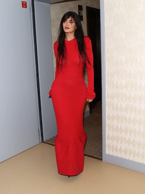 Kylie Jenner Red Dress, Gaultier Dress, Look Kylie Jenner, Kylie Jenner Hair, Alaia Dress, Kylie Jenner Look, Style Transformation, Red Summer Dresses, Tory Burch Dress