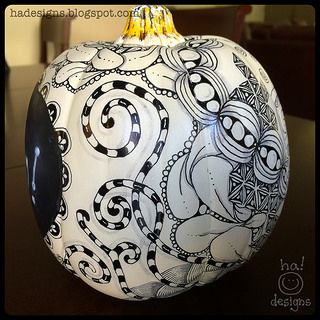 Zentangle® Inspired Art : Tangled Chalkboard Pumpkin (Right) by ha! designs Zentangle Pumpkin, Zentangle Pumpkins, Pumpkin Zentangle, Pumpkin Drawings, Chalkboard Pumpkin, Halloween Zentangle, Tangled Doodles, Doodles Christmas, Dainty Designs