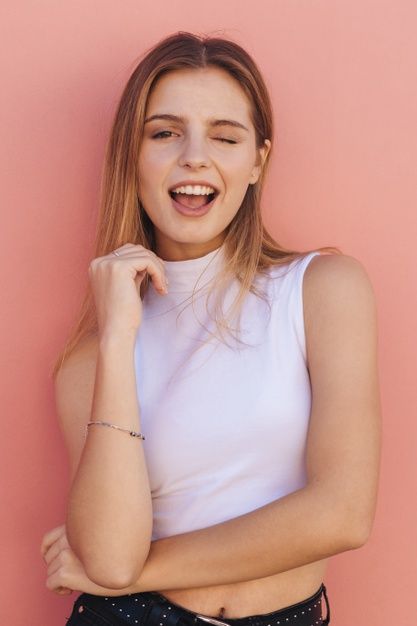 Portrait of a pretty young woman winking against peach backdrop | Free Photo #Freepik #freephoto #background #people #woman #fashion Wink Reference, Wink Pose, Woman Winking, Peach Backdrop, Woman Having Fun, Modelling Poses, Fun Poses, Models To Draw, Peach Background