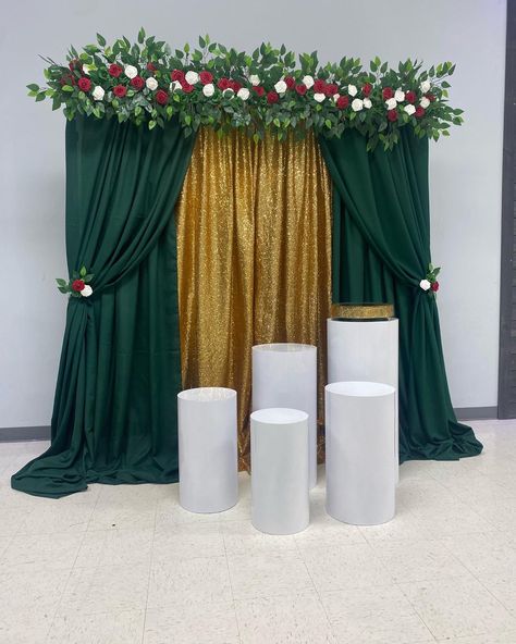 Emerald Green And Gold Backdrop Ideas, Quince Backdrop Ideas Emerald Green, Green Backdrop Decoration, Emerald Green And Gold Backdrop, Emerald Green Wedding Backdrop, Emerald Green And Gold Wedding Decor, Green Quinceanera Theme, Diy Eid Decorations, Green Table Settings