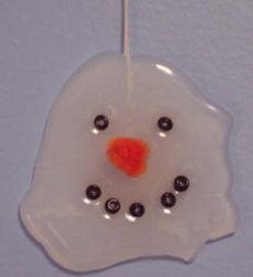 Melted Snowman Ornament - Christmas craft ideas don't get more unique than this. Squeeze hot glue onto a foil sheet, decorate it and let it dry. Talk about quick and easy! Melted Snowman Ornament, Diy Schneemann, Jul Diy, Christmas Arts, Xmas Art, Nifty Crafts, Melted Snowman, Holiday Crafts For Kids, Diy Ornaments