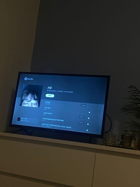 Joji spotify music tv dark aesthetic sad Spotify On Tv Aesthetic, Joji Spotify Aesthetic, Tv Dark Aesthetic, Tv Spotify, Kang Taehyun, 18th Birthday Party, Anime Best Friends, Music Tv, 18th Birthday