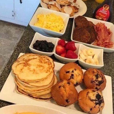 Food Cravings Dinner, American Style Pancakes, Chicken Thights Recipes, Sausage Patties, Fruit Platter Designs, Breakfast Platter, Strawberries Blueberries, Big Breakfast, Blueberry Muffins