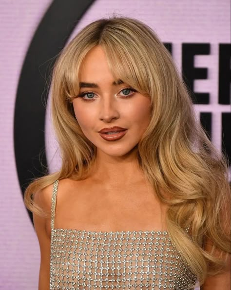 Golden Blonde With Bangs, Sabrina Carpenter Hair, Selena Gomez Aesthetic, Sabrina Carpenter Style, Bangs Ponytail, Blonde Hair With Bangs, Popsugar Beauty, Long Hair With Bangs, Long Wavy Hair