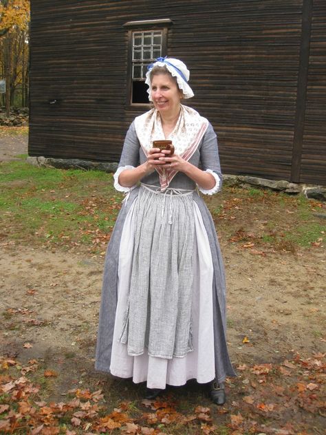 Colonial working dress.  Double click on image to ENLARGE. 1690s Fashion, 18th Century Apron, Working Dresses, Colonial Dress, 18th Century Dress, 18th Century Costume, 18th Century Clothing, American Hairstyles, 18th Century Fashion