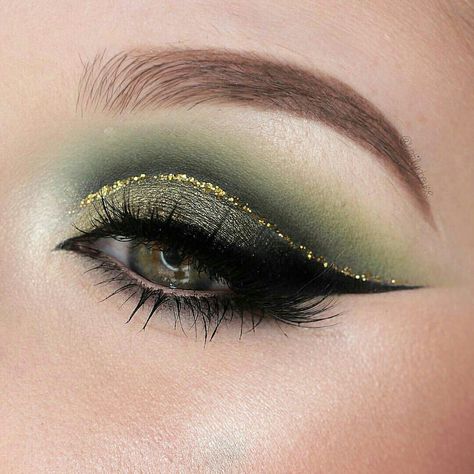 Makeup Looks Green And Gold, Dark Green Makeup Looks Quince, Dark Emerald Green Makeup, Dark Green Wedding Makeup, Gold And Green Prom Makeup, Forest Green Wedding Makeup, Green And Gold Smokey Eye, Green And Gold Makeup Ideas, Dark Green And Gold Makeup Looks