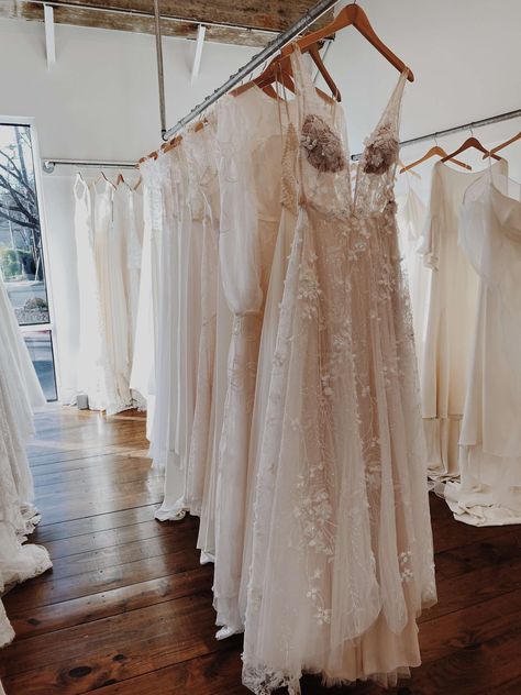 Austin is not only a popular city for destination weddings…it’s also a phenomenal place to go wedding dress shopping! While you used to have to travel to Houston or Dallas for the big shopping destinations in Texas, Austin has been rising to the occasion (after all, those gorgeous boutique hotels and romantic restaurants have been… The post 15 Best Places For Wedding Dress Shopping In Austin appeared first on The Austin Things. Avery Austin Wedding Dress, Vintage Villas Austin Wedding, Wedding Dresses Near Me, Barr Mansion Wedding Austin, Austin Shopping, Wedding Venue Austin Texas, Inexpensive Wedding Dresses, Austin Restaurants Top 10, Contemporary Bridal