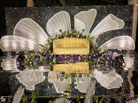 Grand Reception Stage Decor, Simple Reception Decorations, Pelli Decoration, Indian Outdoor Wedding Decor, Reception Decoration Ideas, Engagement Stage, Engagement Stage Decoration, Sangeet Decor, Wedding Decorations Ideas