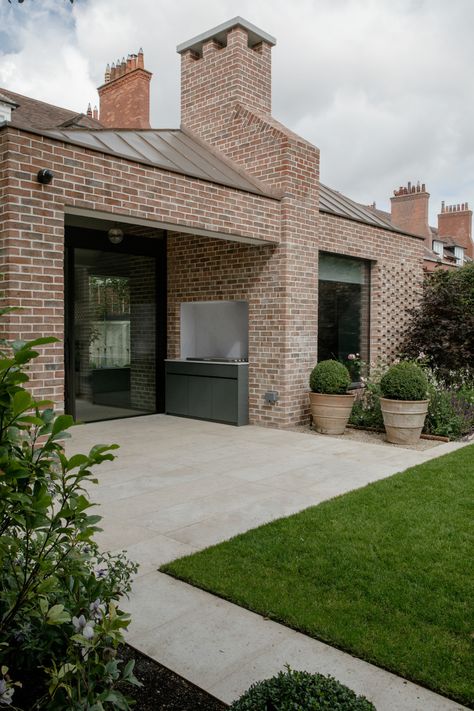 Modern Brick House Exterior, Red Brick House Exterior, Brick Extension, Modern Brick House, Dublin House, Modern Bungalow Exterior, Hidden House, Brick Chimney, Outdoor Deco