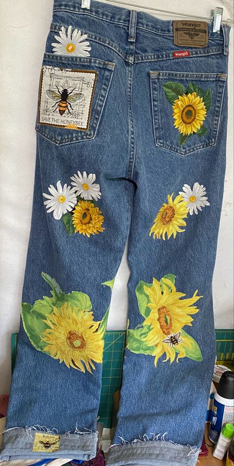 Sunflower Jeans Embroidery, Sunflower Jean Jacket, Hand Painted Flower Jeans, Painted Jeans Sunflowers, Senior Painted Jeans, Sunflower Shorts, Boho Jeans, Painted Jeans, Floral Denim