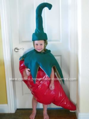 Homemade Chili Pepper Halloween Costume: This nephew wanted to be a Jalapeno pepper, but he kept saying he wanted it in red.  I finally figured out he wanted a Homemade Chili Pepper Halloween Glow Foods Pictures, Chili Pepper Costume, Rio Carnival Costumes, Vegetable Dress, Vegetable Costumes, Vegetable Crafts, Fancy Dress Competition, Halloween Pics, Jalapeno Pepper