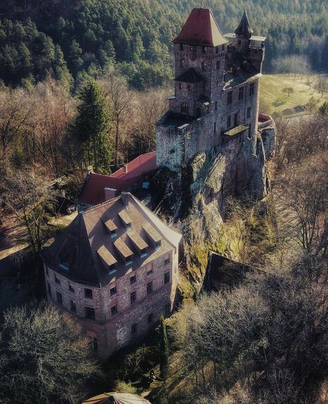 PHOTOGROUP CASTLE 🏰 on Instagram: “🏰🏰🏰 Burg Berwartstein 📸photo by @sascha.i_photography_93 ✍🏻selected by | @_labellezzadellavita_73 ___________ Follow @castle_photogroup…” German Folklore, Medieval Germany, Rocky Hill, Medieval Fortress, Tower House, The Knight, Beautiful Castles, Beautiful Sights, 12th Century