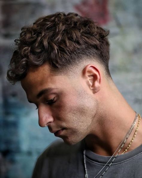 curly fade hairstyles Men's Curly Hairstyles, Crop Haircut, Men Haircut Curly Hair, Wavy Hair Men, Haircuts For Wavy Hair, Haircuts For Curly Hair, Athletic Hairstyles, Corte De Cabelo Masculino, Curly Hair Men