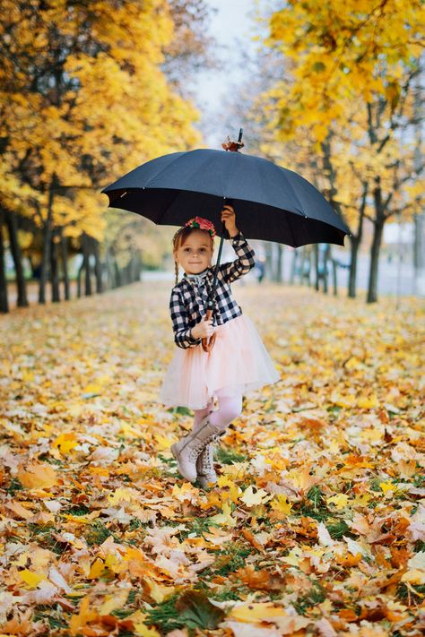 Photoshoot With Umbrella, Umbrella Family Photoshoot, Black Umbrella Photoshoot, Maternity Shoot With Umbrella, Transparent Umbrella Photoshoot, Autumn Photoshoot, Photoshoot Family, Black Umbrella, Fall Session