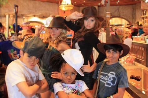 Jessie Tv Show, Jessie Movie, Wich Hat, Disney Channel Aesthetic, Nickelodeon Cast, Cameron Boys, Disney Jessie, Boys Hats, Old Disney Channel