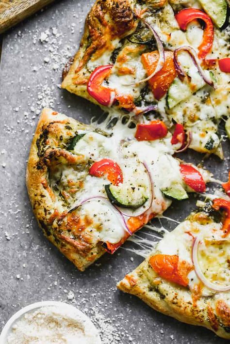 Pizza Y Vino, Pizza Type Recipes, Caprese Pizza, Pesto Pizza Recipe, Barbecue Pizza, Chicken Taco Bowls, Veggie Pizza Recipe, Pizza Vegetariana, Italian Pizza Recipe