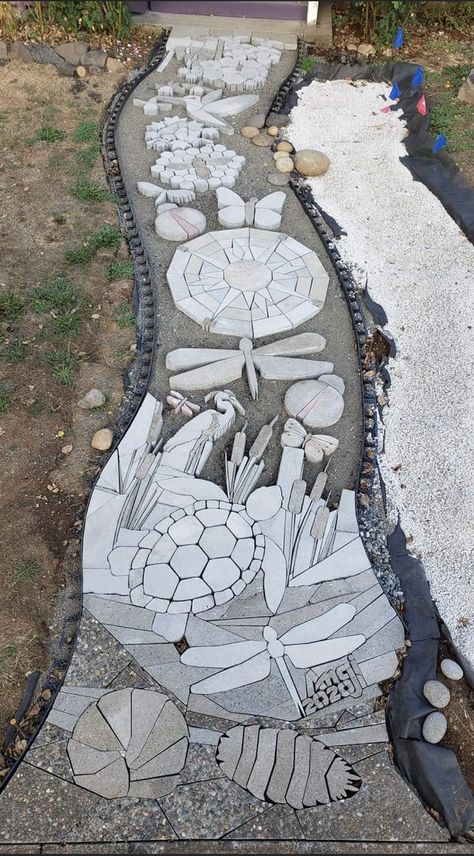 Diy Birdbath Ideas, Mosaic Garden Path, Backyard Paths, Stepping Stone Path, Sidewalk Landscaping, Mosaic Walkway, Concrete Path, Garden Paving, Backyard Diy Projects