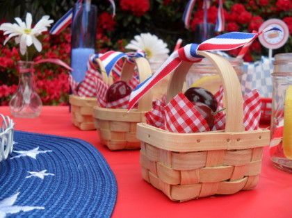 Picnic Party Favors, Basket Favors, Candy Bar Decoracion, Patriotic Tablescapes, Disney Party Favor, Mini Baskets, Tootsie Rolls, Planning Party, Picnic Theme