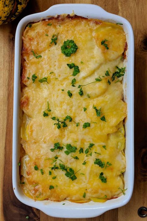 Schnell, lecker und aus wenigen frischen Zutaten. Das ist klassisches, cremiges Kartoffelgratin. Die Zubereitung von einem köstlichen Kartoffelauflauf dauert zwar etwas länger, als Kartoffeln einfach nur in Salzwasser zu kochen, aber der Geschmack ist so viel besser, dass es sich auf jeden Fall lohnt. In meinem Rezept mit einfacher Schritt-für-Schritt-Anleitung habe ich dir aufgeschrieben, wie ich es schnell und einfach zubereite. Gourmet Cooking, Healthy Girl, Pampered Chef, I Love Food, Macaroni And Cheese, Love Food, Side Dishes, Low Carb, Food And Drink