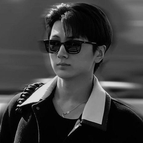 Jay Enhypen Black And White, Jay Black And White, Black Hair 2023, Jay Black, Wallpaper Theme, Brp Port, Park Jongseong, Badtz Maru, Jay Enhypen