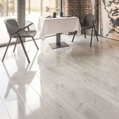 High Gloss Floors, White Laminate Flooring, Landing Decor, Tiled Floor, Oak Laminate Flooring, Light Wood Floors, Oak Laminate, Wood Laminate Flooring, Solid Wood Flooring